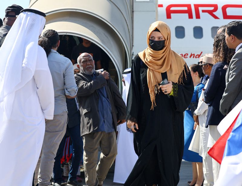 &copy; Reuters. أشخاص تم إجلاؤهم من السودان يصلون إلى مطار أبوظبي يوم السبت. تصوير: رولا روحانا – رويترز.