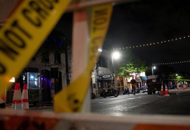 &copy; Reuters. Imagen de archivo de una zona acordonada por la policía para investigar el escenario de una matanza en Austin, Texas, EEUU. 12 junio 2021. REUTERS/Nuri Vallbona