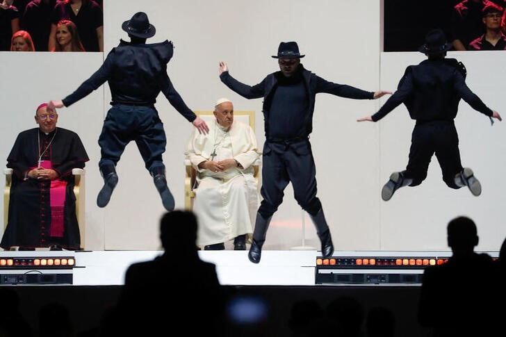 &copy; Reuters. El Papa Francisco contempla una actuación en un encuentro con jóvenes en el Laszlo Papp Sport Arena de Budapest, Hungría. 29 abril 2023. REUTERS/Remo Casilli