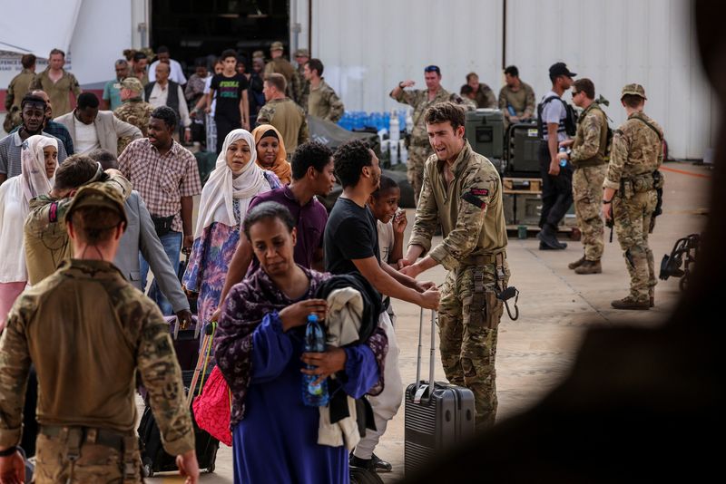 &copy; Reuters. مواطنون بريطانيون يشقون طريقهم على متن طائرة تابعة لسلاح الجو الملكي البريطاني أثناء إجلائهم إلى قبرص، في قاعدة وادي سيدنا الجوية بالسودان
