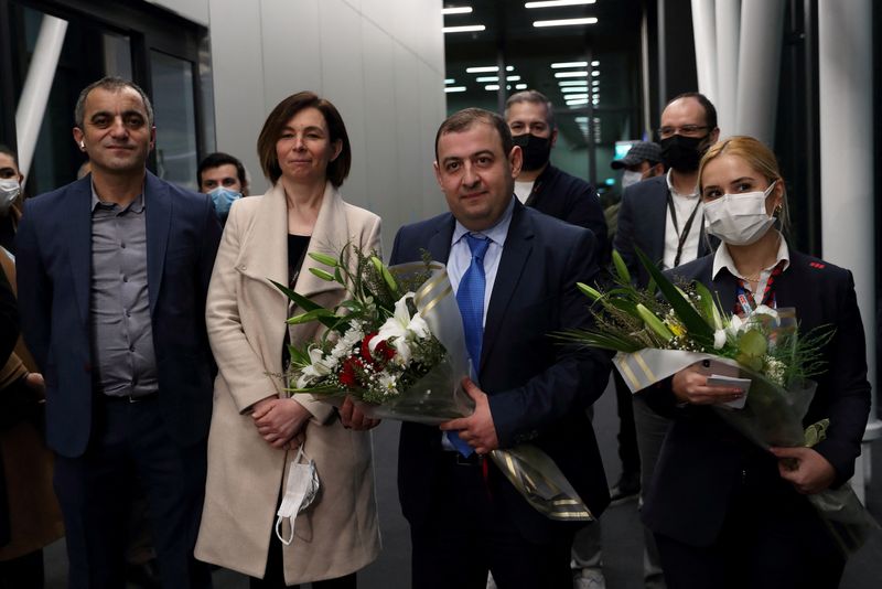 &copy; Reuters. آرام أنانيان رئيس مجلس إدارة الشركة الأرمينية لدى وصوله مطار إسطنبول الدولي في اسطنبول بتركيا يوم الثاني من فبراير شباط 2023. تصوير: مراد سيزا