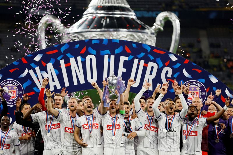 © Reuters. لاعبو فريق تولوز يحتفلون بالفوز بكأس فرنسا مع الكأس باستاد فرنسا في سان دوني يوم السبت. تصوير: كريستيان هارتمان - رويترز.