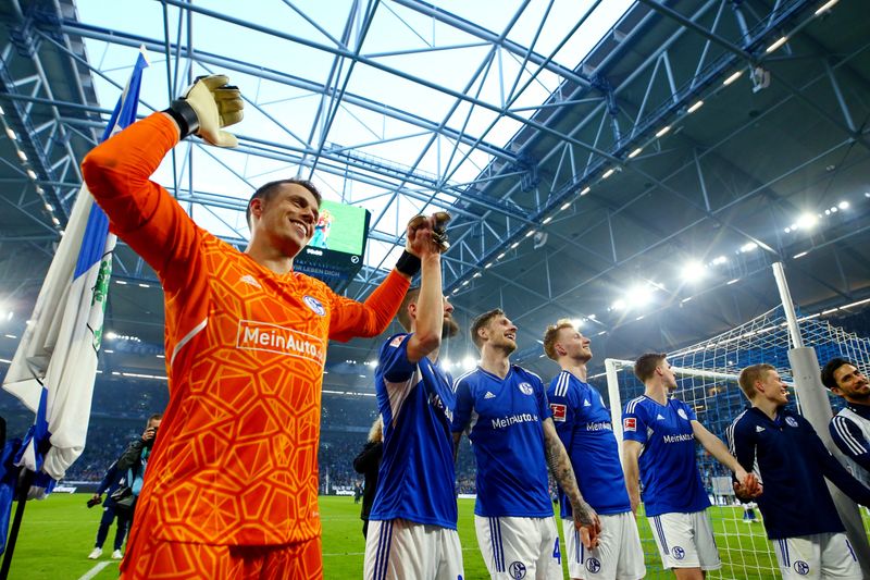 &copy; Reuters. 　サッカーのドイツ１部、ブンデスリーガは２９日、各地で試合を行い、吉田麻也が所属するシャルケはホームでブレーメンを２─１で下した。写真は勝利を喜ぶシャルケの選手たち（２０