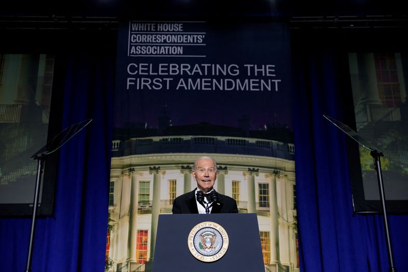 © Reuters. U.S. President Joe Biden addresses the annual White House Correspondents Association Dinner in Washington, U.S., April 29, 2023. REUTERS/Al Drago