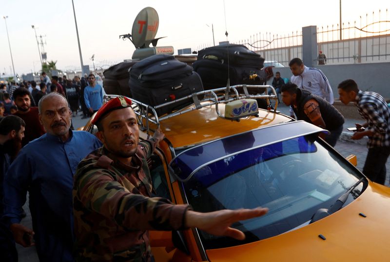 &copy; Reuters. فلسطينيون تم إجلاؤهم من السودان يصلون لمعبر رفح الحدودي بين مصر وقطاع غزة يوم 28 أبريل نيسان 2023. تصوير إبراهيم أبو مصطفى - رويترز.