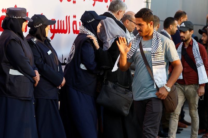 © Reuters. فلسطينيون تم إجلاؤهم من السودان يصلون لمعبر رفح الحدودي بين مصر وقطاع غزة يوم 28 أبريل نيسان 2023. تصوير إبراهيم أبو مصطفى - رويترز.