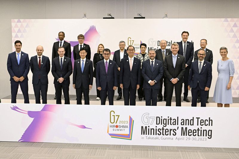 &copy; Reuters. الوزراء المعنيون بالشؤون الرقمية في مجموعة الدول السبع الصناعية الكبرى في صورة جماعية بعد اجتماعاتهم في تاكاساكي باليابان يوم السبت. صورة 