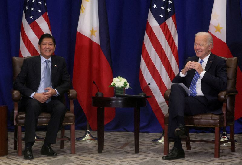 &copy; Reuters. لقاء سابق في 22 سبتمبر أيلول 2022 في نيويورك بين الرئيس الأمريكي جو بايدن والرئيس الفلبيني فرديناند ماركوس الابن. تصوير ليا ميليز- رويترز.