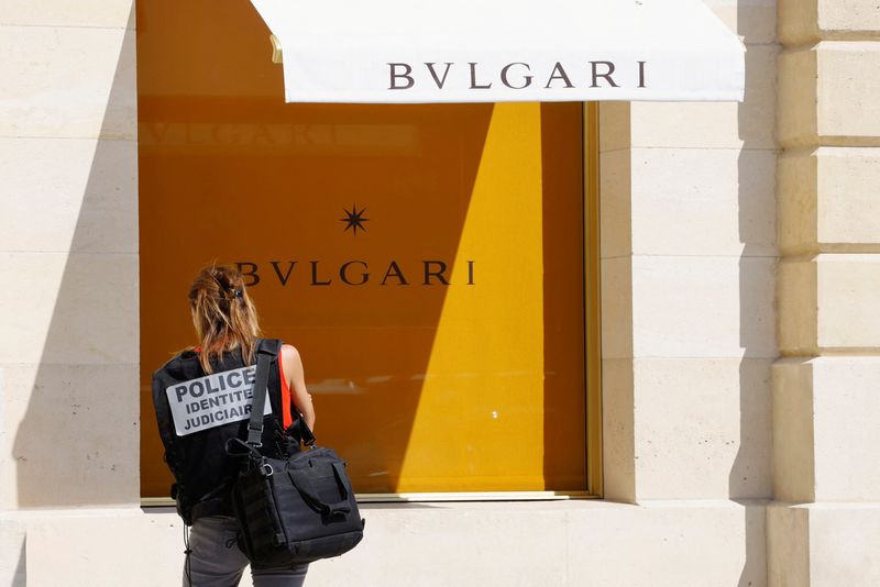 &copy; Reuters. La police judiciaire devant la boutique Bulgari Place Vendôme à Paris après un braquage le 7 septembre 2021. REUTERS/Eric Gaillard