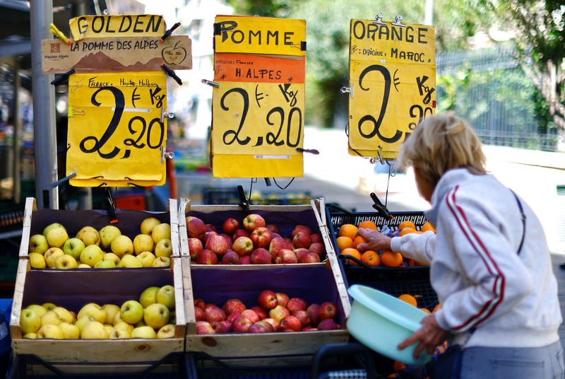 &copy; Reuters. Price tags are seen on fruits as a woman shops at a local market in Nice, France, April 26, 2023. REUTERS/Eric Gaillard