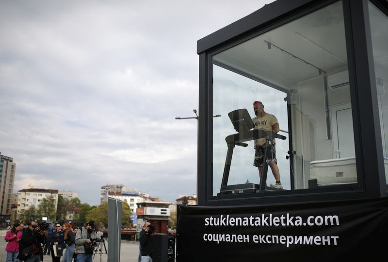 &copy; Reuters. عداء الماراثون البلغاري كراس جورجييف في صندوق زجاجي بصوفيا يوم الأحد. تصوير: ستويان نينوف - رويترز.