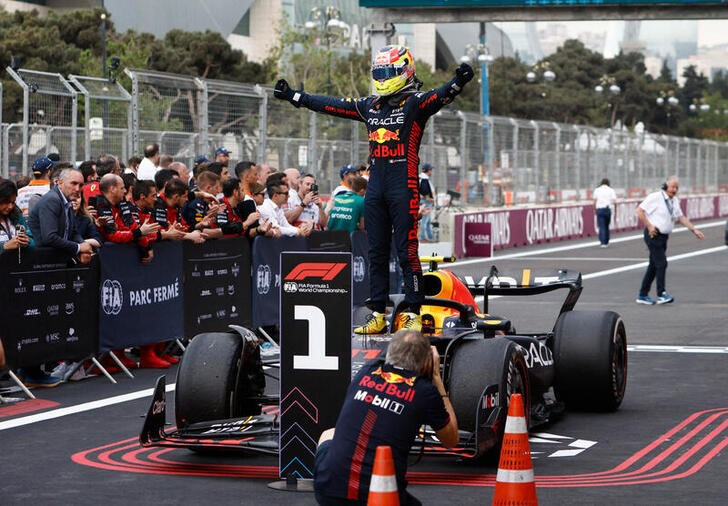 &copy; Reuters. El piloto mexicano de Red Bull Sergio "Checo" Pérez celebra tras ganar el Gran Premio de Fórmula Uno de Azerbaiyán en el circuito urbano de Bakú, Azerbaiyán. 30 abril 2023. REUTERS/Maxim Shemetov