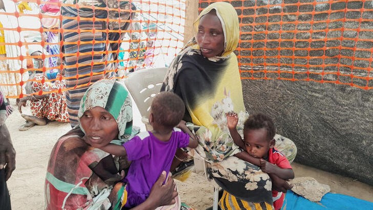 &copy; Reuters. Refugiados sudaneses que huyen de la violencia son atendidos por la ONG "Premiere Urgence Internationale" en la localidad fronteriza de Adré, Chad. 29 abril 2023. REUTERS/Mahamat Ramadane