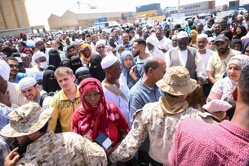 © Reuters. European, Asian and African nationals prepare to board a ship to Saudi Arabia, at Port Sudan, Sudan April 28, 2023. REUTERS/Ibrahim Mohammed Ishak 