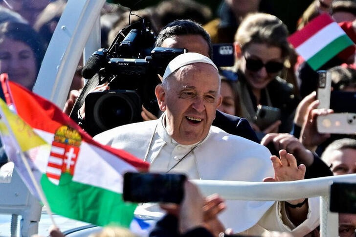 &copy; Reuters. El Papa Francisco saluda a la multitud antes de una misa en la plaza Kossuth Lajos de Budapest, Hungría. 30 abril 2023. REUTERS/Marton Monus  