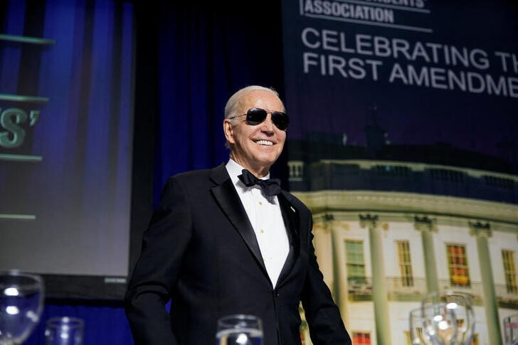 &copy; Reuters. El presidente de EEUU, Joe Biden, posa con sus gafas de sol Aviator durante la cena anual de la Asociación de Corresponsales de la Casa Blanca en Washington, EEUU. 29 abril 2023. REUTERS/Al Drago