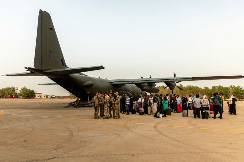&copy; Reuters. مواطنون بريطانيون في طريقهم لركوب طائرة عسكرية من السودان يوم 25 أبريل نيسان 2023. صورة لرويترز من ممثل لوكالات الأنباء.