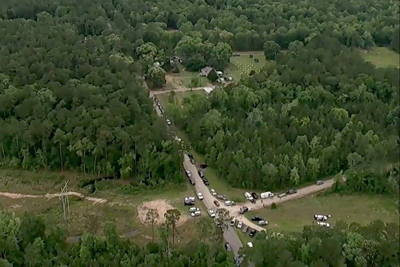 © Reuters. An aerial view shows the wooded area where a search is being conducted for Francisco Oropeza, 38,  who police say shot dead five neighbors in Cleveland, Texas, U.S. April 29, 2023 in a still image from video.   ABC affiliate KTRK via REUTERS 