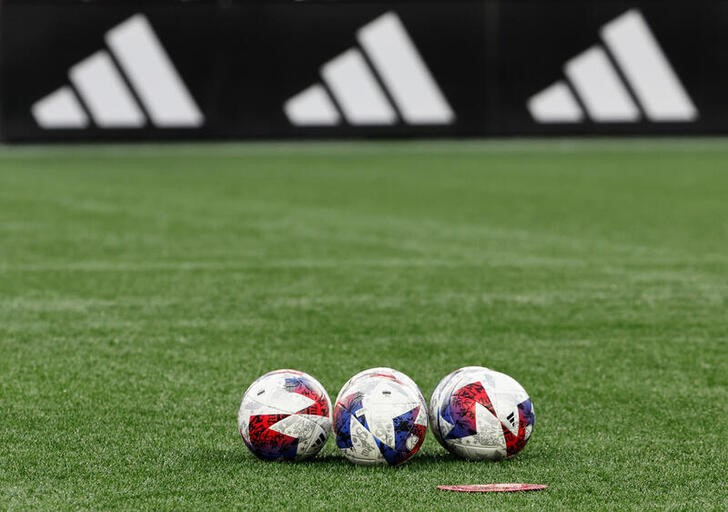 &copy; Reuters. Tres balones de Adidas antes del partido de la MLS entre New England Revolution y FC Cincinnati en el Gillette Stadium de Foxborough, Massachusetts, EEUU. 29 abril 2023. Winslow Townson-USA Today Sports