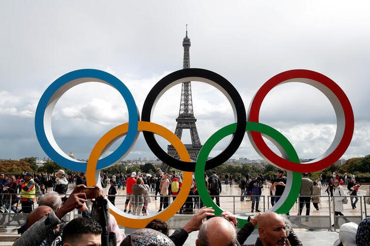 &copy; Reuters. Imagen de archivo de los aros olímpicos con la torre Eiffel de fondo en París, Francia. 16 septiembre 2017. REUTERS/Benoit Tessier