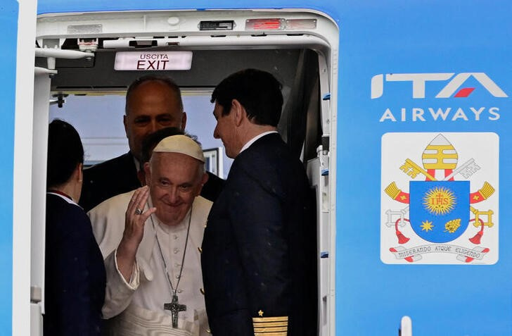 &copy; Reuters. El Papa Francisco saluda al abordar su avión en el aeropuerto internacional Ferenc Liszt de Budapest, Hungría. 30 abril 2023. REUTERS/Marton Monus