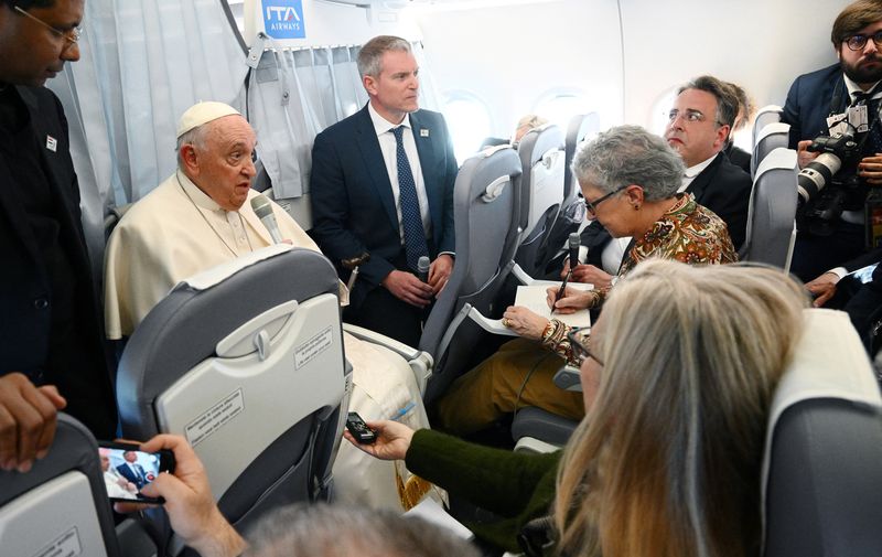 © Reuters. Pope Francis holds a news conference as he returns to the Vatican following his apostolic journey to Hungary, aboard the plane, April 30, 2023.  Vincenzo Pinto/Pool via REUTERS