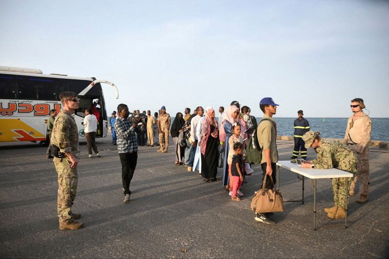&copy; Reuters. رعايا أمريكيون يصلون إلى ميناء بورتسودان لإجلائهم في ظل استمرار الاشتباكات بين قوات الدعم السريع شبه العسكرية والجيش السوداني يوم الأحد. ت