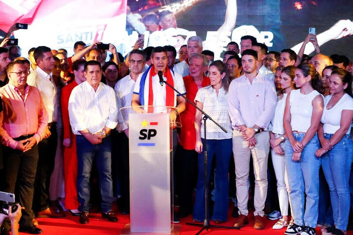 &copy; Reuters. Foto del domingo del candidato de Partido Colorado Santiago Peña dando un discurso tras ganar la elección presidencial de Paraguay en Asunción 
April 30, 2023. REUTERS/Agustin Marcarian