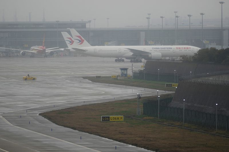 &copy; Reuters. 　中国の航空大手３社が発表した第１・四半期決算は赤字幅が縮小した。上海の浦東国際空港で３月撮影（２０２３年　ロイター／Aly Song）