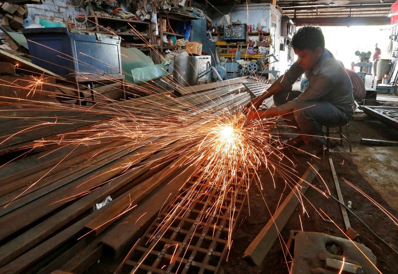 © Reuters. FILE PHOTO: A worker grinds a metal gate inside a household furniture manufacturing factory in Ahmedabad, India, July 1, 2016. REUTERS/Amit Dave