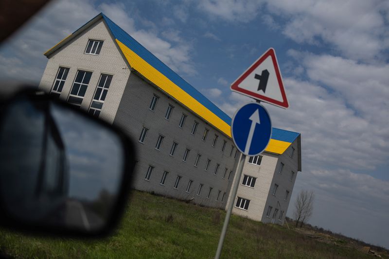 &copy; Reuters. FOTO DE ARCHIVO. Los colores de la bandera nacional de Ucrania pintados en la azotea de un edificio cerca de Kiev, Ucrania. 22 de abril de 2023. REUTERS/Carlos Barría