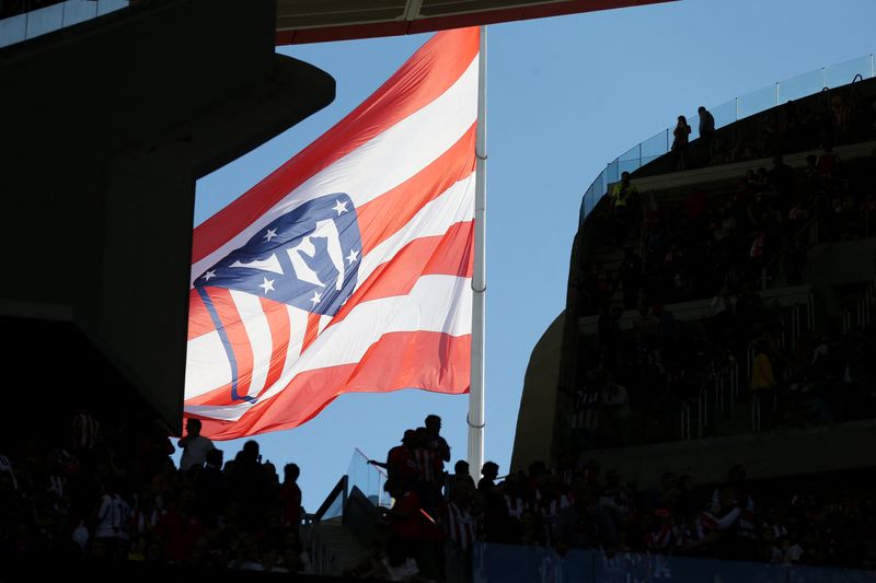 &copy; Reuters. FOTO DE ARCHIVO: Una bandera con los colores y el escudo del Atlético de Madrid en el estadio Metropolitano de Madrid, España, el 16 de abril de 2023. REUTERS/Isabel Infantes