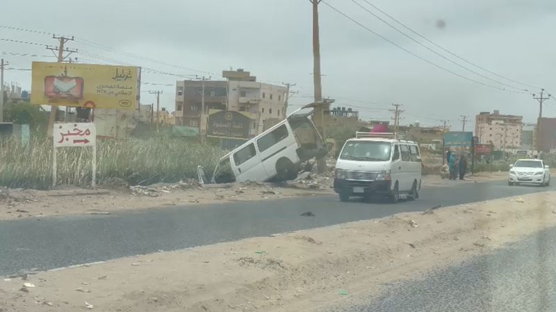 &copy; Reuters. Varios automóviles dañados en la calle Martir Mohamed Hashem Matar en Bahri, Jartum Norte, Sudán, el 30 de abril de 2023, en esta captura de un vídeo grabado por Reuters. Vídeo obtenid por Reuters/Compartido a través de REUTERS  