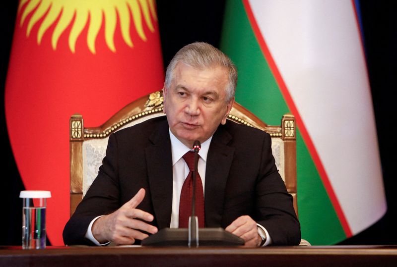 &copy; Reuters. FOTO DE ARCHIVO: El presidente uzbeko, Shavkat Mirziyoyev, durante una conferencia de prensa celebrada como parte de una visita a Biskek, Kirguistán, el 27 de enero de 2023. REUTERS/Vladimir Pirogov