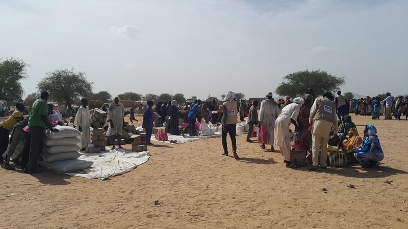 &copy; Reuters. لاجئون سودانيون فروا من العنف في بلادهم يتجمعون للحصول على الطعام الذي يقدمه برنامج الغذاء العالمي بالقرب من الحدود بين السودان وتشاد يوم 28