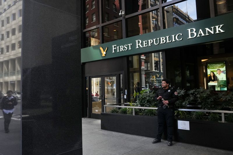 &copy; Reuters. FILE PHOTO: A security guard stands outside a First Republic Bank branch in San Francisco, California, U.S. April 28, 2023. REUTERS/Loren Elliott