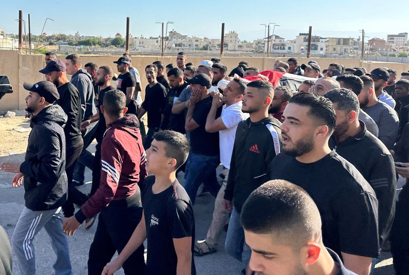 &copy; Reuters. MATERIAL SENSIBLE. ESTA IMAGEN PUEDE OFENDER O MOLESTAR. Dolientes llevan el cuerpo de un adolescente palestino de 17 años que murió en una redada israelí, durante su funeral en Jericó, en la Cisjordania ocupada por Israel. 1 de mayo de 2023. REUTERS/