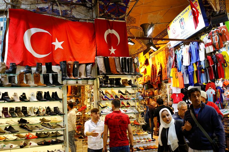 &copy; Reuters. متسوقون في إسطنبول التركية في صورة من أرشيف رويترز.