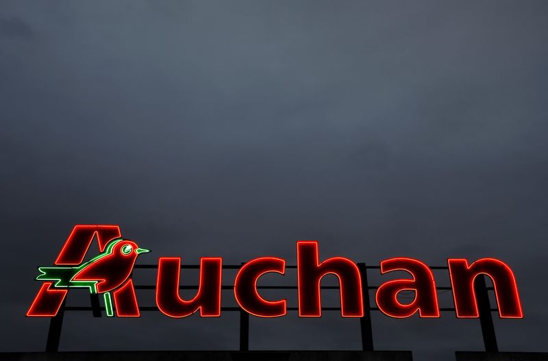 &copy; Reuters. Le logo du supermarché Auchan à Saint-Sébastien-sur-Loire. /Photo prise le 1er février 2022/REUTERS/Stephane Mahe