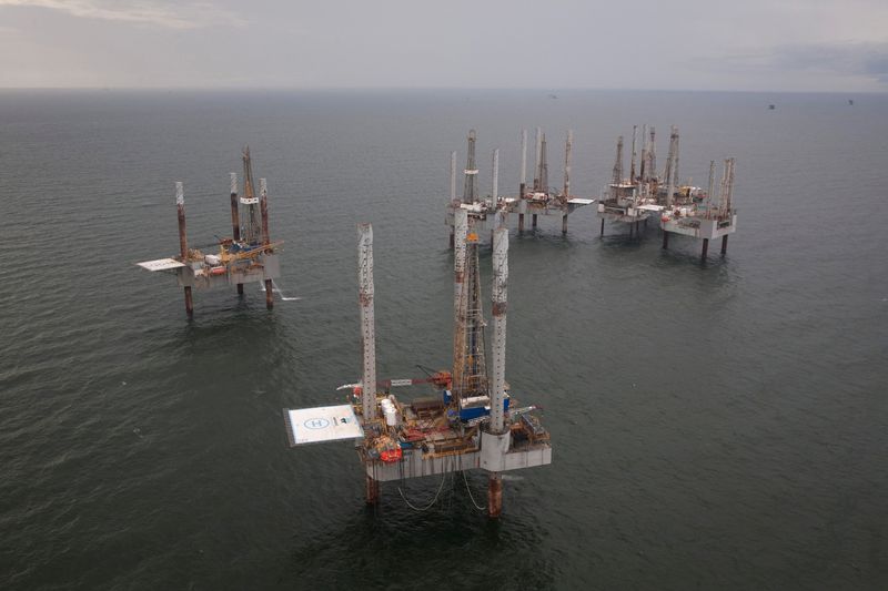 &copy; Reuters. FOTO DE ARCHIVO: Plataformas petrolíferas en desuso en el golfo de México, cerca de Port Fourchon, Luisiana, 11 de agosto de 2010. REUTERS/Lee Celano