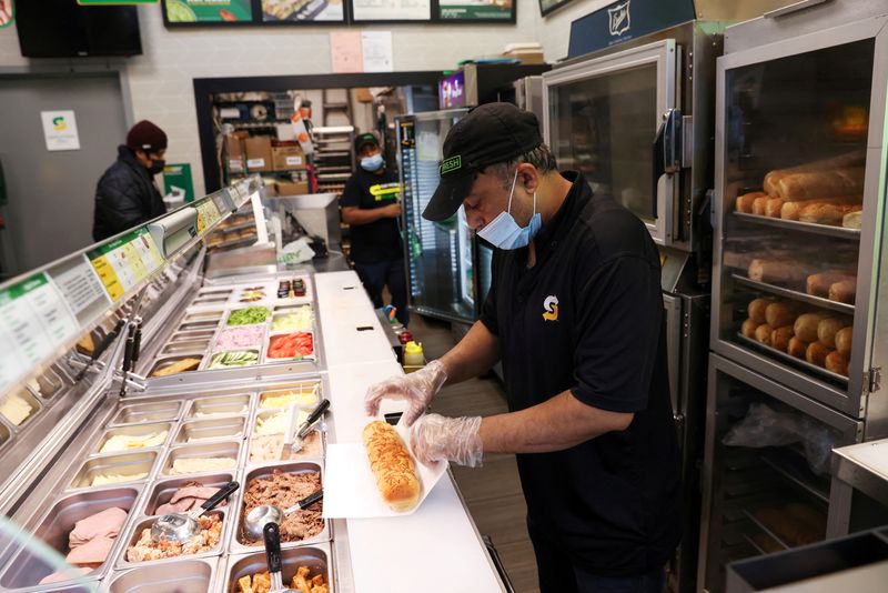 © Reuters. FILE PHOTO: Servers work at a Subway restaurant in Manhattan, New York City, U.S., November 23, 2021. REUTERS/Andrew Kelly/File Photo