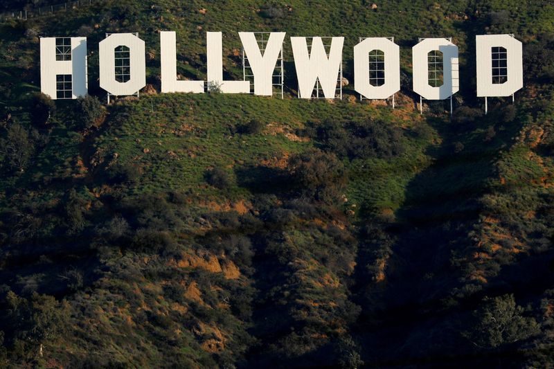 &copy; Reuters. L'emblématique panneau Hollywood sur une colline au-dessus d'un quartier de Los Angeles. /Photo prise le 1er février 2019/REUTERS/Mike Blake
