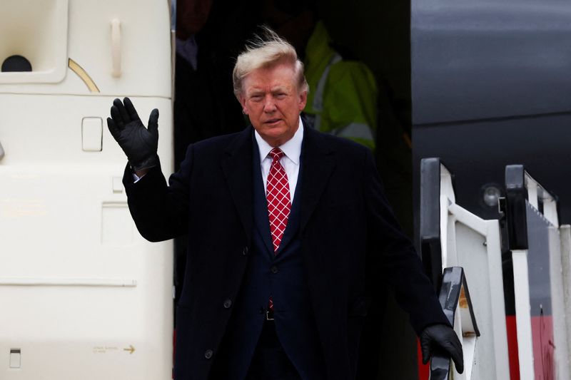 &copy; Reuters. El expresidente de Estados Unidos y candidato presidencial republicano Donald Trump saluda tras llegar al aeropuerto internacional de Aberdeen, en Escocia. 1 de mayo de 2023. REUTERS/Russell Cheyne