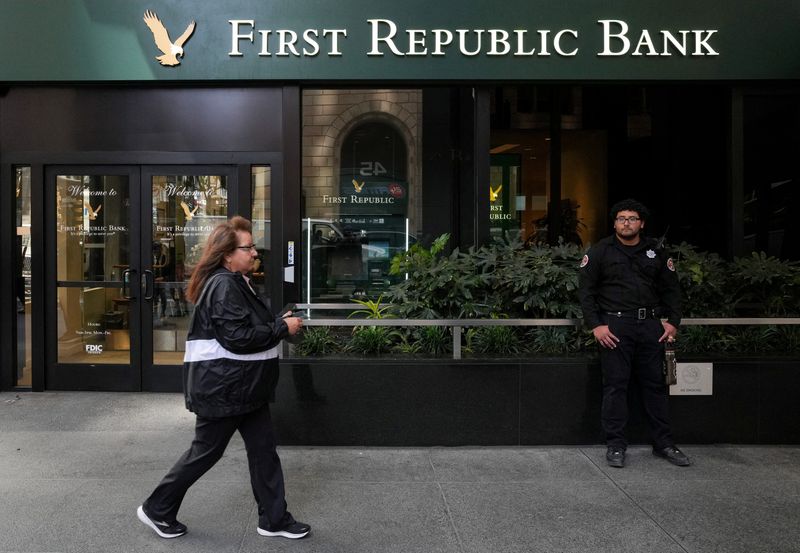 © Reuters. FILE PHOTO: A security guard stands outside a First Republic Bank branch in San Francisco, California, U.S. April 28, 2023. REUTERS/Loren Elliott/File Photo