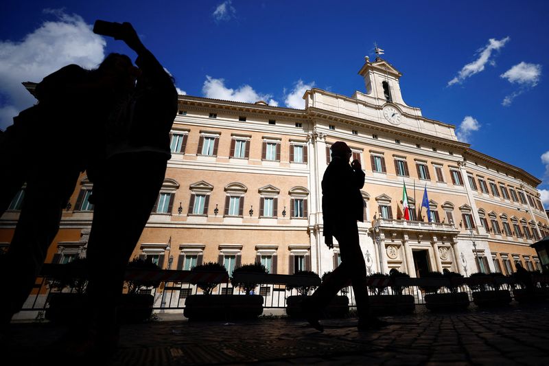 © Reuters. FILE PHOTO: People walk past Montecitorio Palace, the lower house of Parliament, in Rome, Italy September 22, 2022. REUTERS/Guglielmo Mangiapane