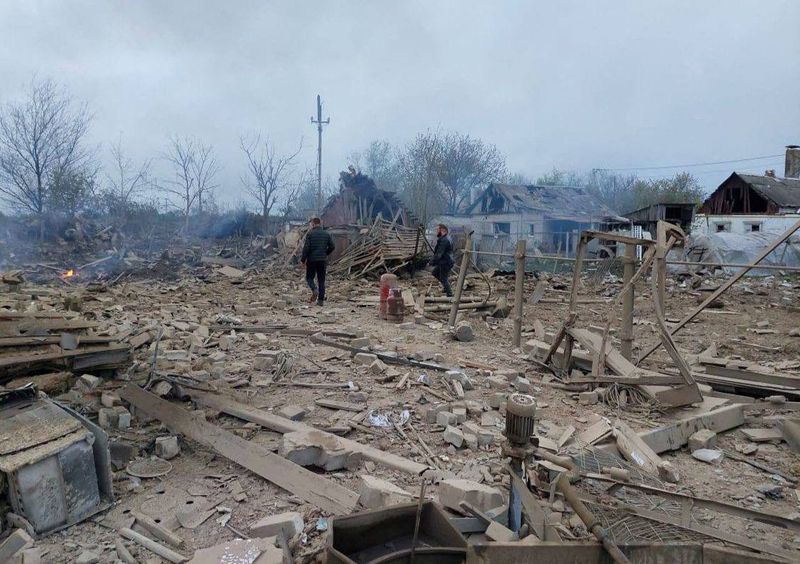 &copy; Reuters. Varias personas en el lugar de una zona residencial afectada por un ataque militar ruso, en medio del ataque de Rusia a Ucrania, en la ciudad de Pavlogrado, región de Dnipropetrovsk, Ucrania. 1 de mayo de 2023. Gobernador de la Administración Regional M