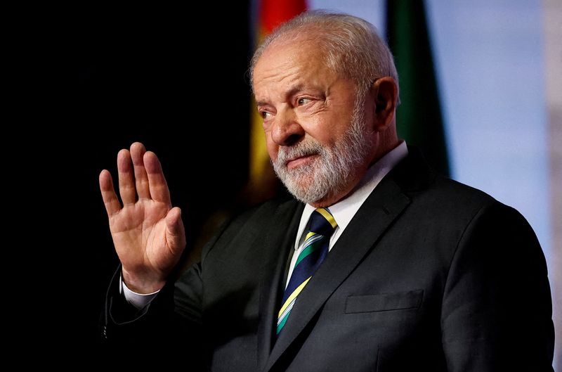 &copy; Reuters. FILE PHOTO: Brazil's President Luiz Inacio Lula da Silva gestures as he arrives to attend a business meeting, at Casa de America, in Madrid, Spain April 25, 2023. REUTERS/Juan Medina/File Photo