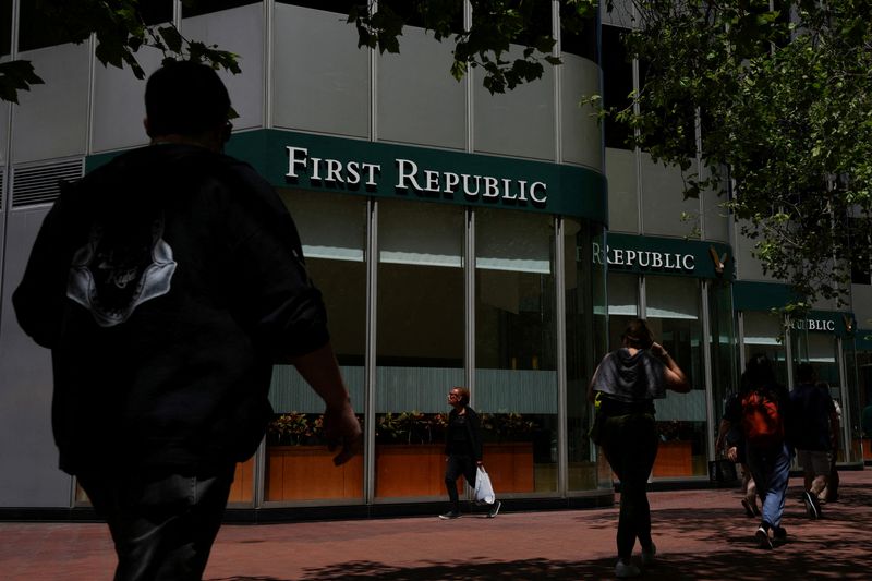 © Reuters. FILE PHOTO: People walk past a First Republic Bank branch in San Francisco, California, U.S. April 28, 2023. REUTERS/Loren Elliott/File Photo