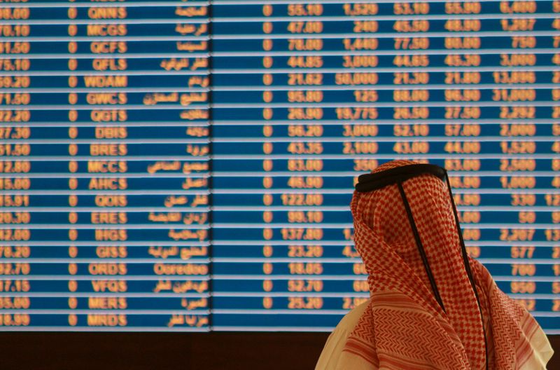 &copy; Reuters. شاشة تعرض بيانات أسهم في البورصة القطرية بالدوحة - صورة من أرشيف رويترز. 