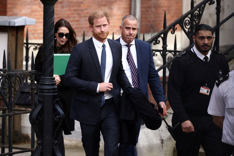 © Reuters. FILE PHOTO: Britain's Prince Harry, Duke of Sussex, leaves the High Court in London, Britain March 27, 2023. REUTERS/Henry Nicholls